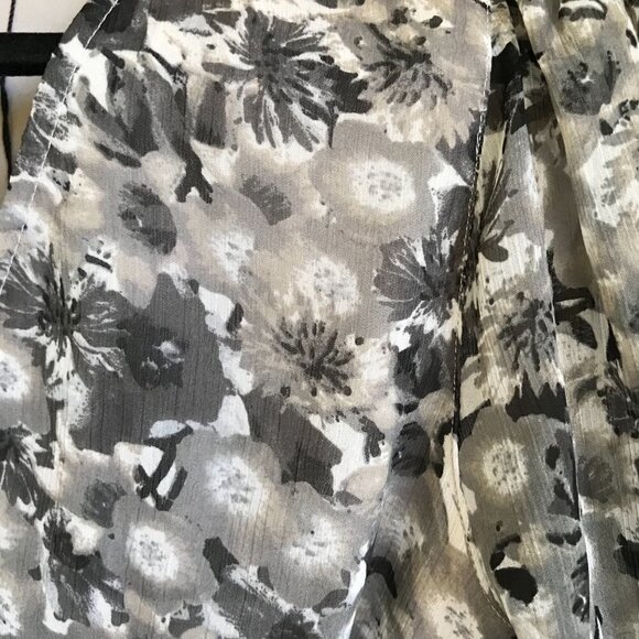 Vero Moda Black Gray Long Sleeve Floral Peplum Top Size Medium NWT - Picture 7 of 7